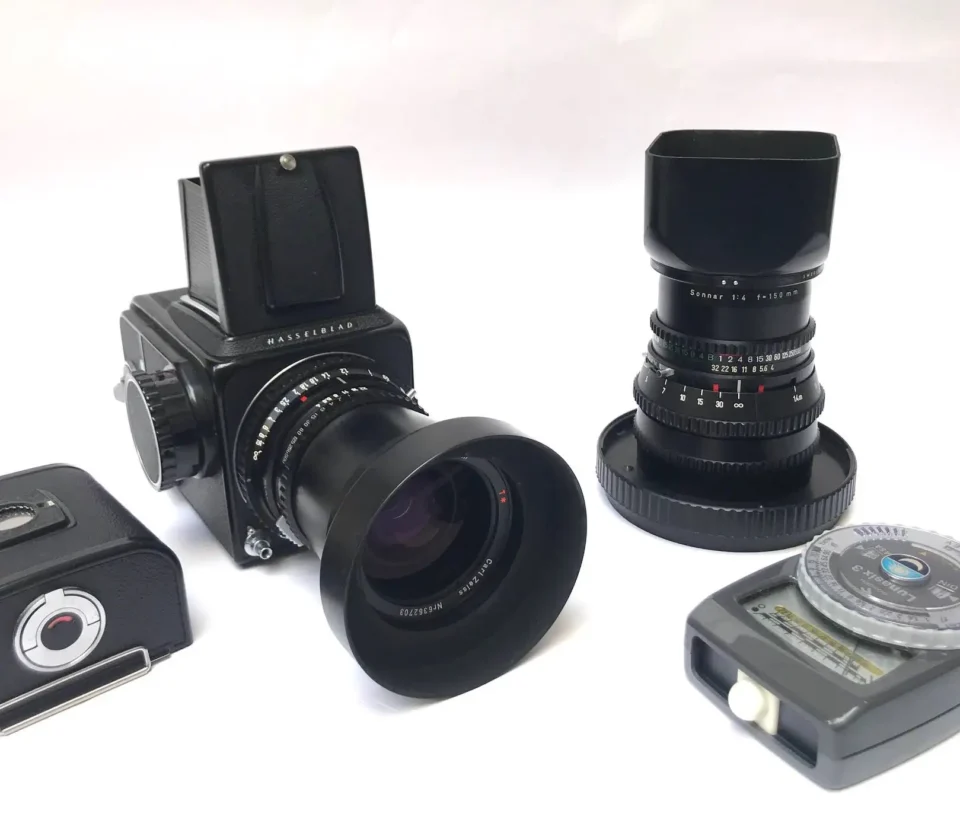 HASSELBLAD 500/CM N°RS 1242522, 2 dos 120 – N°RV 3184199 et UU276664 - HASSELBLAD 500/CM N°RS 1242522, 2 dos 120 - N°RV 3184199 et UU276664